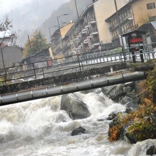 Una vecchia foto, scattata sotto il nubifragio del 6 novembre 2011, del ponte Miravalle che oggi sta per essere costruito ex novo