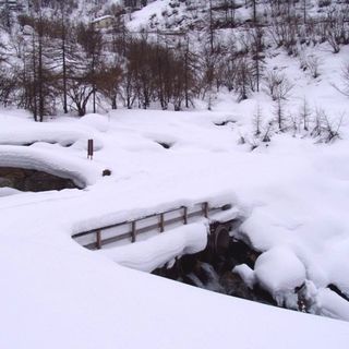 Crissolo, il ponte in località Riundin in versione innevata