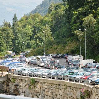 Auto in sosta a Crissolo il giorno di Ferragosto 2011