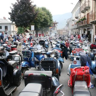 Via Po invasa dalle "Vespe" in una passata edizione del raduno