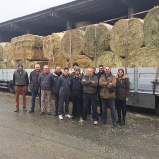 Allevatori e amministratori davanti al tir carico di fieno