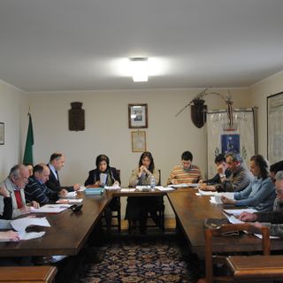 Al centro, da sinistra, il segretario comunale Buonamico, il sindaco Zanella ed il vicesindaco Martino (copyright targatocn.it)