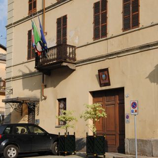 Il municipio di Revello è sotto tiro per la differenziata