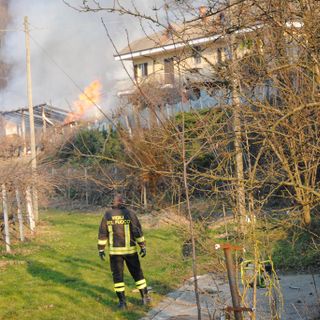 L'incendio di oggi pomeriggio a Barge (© targatocn.it)