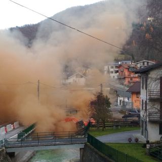 La nube levatasi ieri nel cielo di Frabosa Sottana in seguito all'incidente lungo il torrente Maudagna