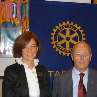 L'egittologa Silvia Einaudi e il presidente Rotary Saluzzo Civallero