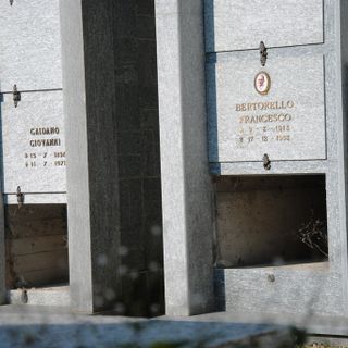 Le due tombe dalle quali sono state rubate le lapidi in pietra