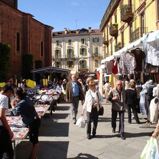 Il mercato del sabato di Saluzzo è, da sempre, uno spaccato della vita cittadina