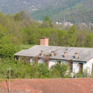 A pochi metri dalle case, il capannone coperto ineternit