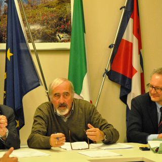 Il professor Raimondo Sacco, qui al centro fra il presidente Perotti ed il direttore Astesano, è il presidente del Consiglio della Comunità Montana in quanto consigliere anziano ormai da più di due anni