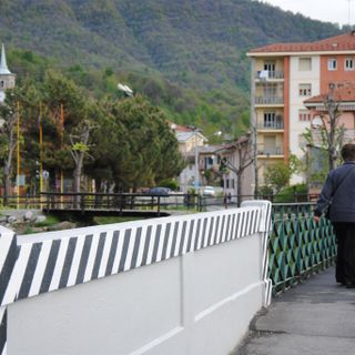 La ringhiera che costeggia i camminamenti sul ponte sul Po è più bassa di 5 centimetri di quanto richiesto