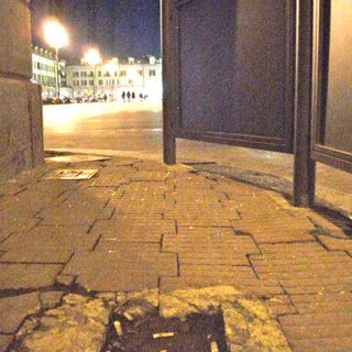 Alcune immagini dell'evidente dissesto con in quali si deve fare quotidianamente i conti sotto i portici