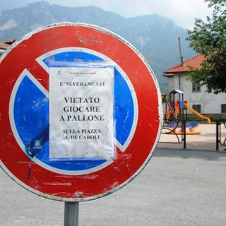 I cartelli chie vietano il gioco del pallone (© targatocn)