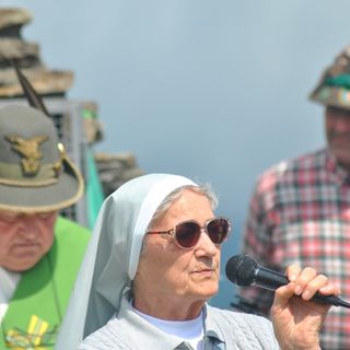 Suo Annunziata Fruttero in mezzo ai suoi amati alpini, lo scorso luglio, al "Trincerone" di Pian Munè (© targatocn)