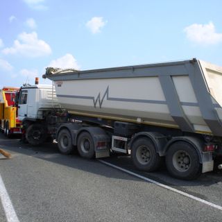 Il camion contro il quale hanno perso la vita mamma e figlio (Foto Andrea Rubiolo)