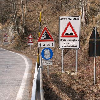 Il cartello sulla strada Bellino-Casteldelfino