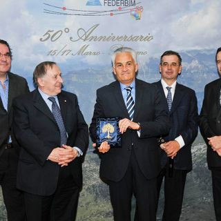 Il momento di consegna della targa a Maurilio Paseri (© targatocn.it)