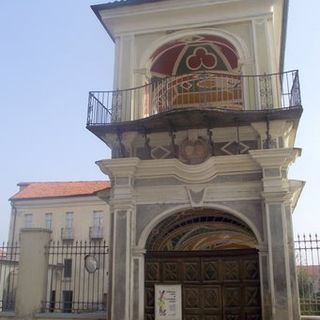 La facciata del Palazzo Sarriod