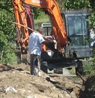 Partiti i lavori per la fognatura ed il metano in via Parrocchia a Rifreddo