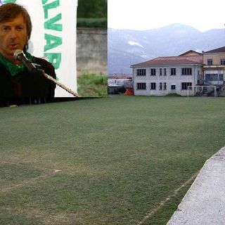 Il campo sportivo com'è oggi e, nel riquadro, il sindaco Roberto Ponte