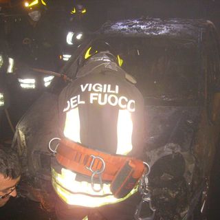 Marene: prende fuoco una vettura nel garage condominiale