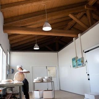 Cavallermaggiore: fiamme sul tetto del caseificio Persia