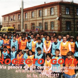 Gli alunni di Roata Canale con le casacche nuove