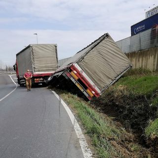 Il mezzo parzialmente rovesciato ai piedi di Verduno