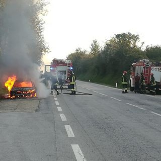Auto in fiamme sulla Fondovalle Tanaro in prossimità di Narzole, nessun ferito