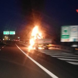 La motrice in fiamme sulla A6
