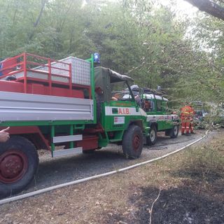 Vasto incedio boschivo sopra Cortemilia, squadre AIB in azione insieme ai canadair [VIDEO]