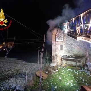 In fiamme un tetto ad Entracque in via Roata
