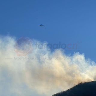 Continua il presidio all'incendio boschivo di Garessio: oggi nuovi lanci con l'elicottero