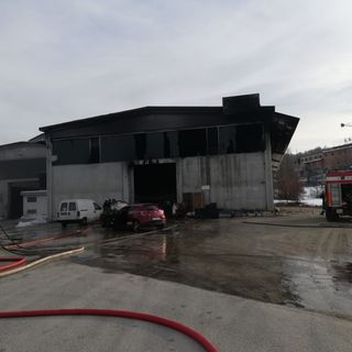 Incendio capannone nella zona industriale di Niella Tanaro