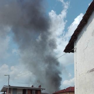 Tetto in fiamme in frazione Roata Chiusani di Centallo: intervento dei vigili del fuoco
