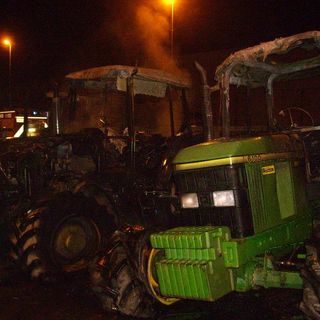 Nella foto i trattori incendiati a Cavallermaggiore