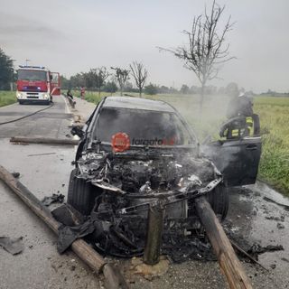 Fossano, vettura prende fuoco dopo essersi schiantata contro le protezioni della ciclabile