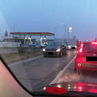 Scontro tra due auto all'uscita di Centallo, feriti i conducenti