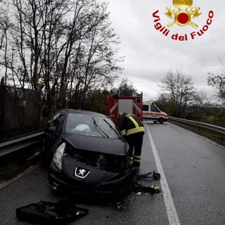 Trinità: auto fuori strada sulla SS28