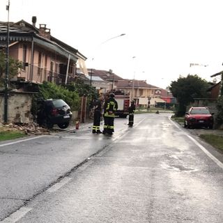 Bagnolo Piemonte: sfonda muro di cinta di una casa e trancia conduttura del gas, 27enne in codice giallo
