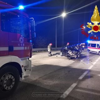 Scontro fra due auto nella notte a Canale: una ragazza lievemente ferita Scontro fra due auto nella notte a Canale: una ragazza lievemente ferita