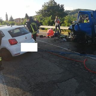 Scontro frontale sulla Circonvallazione di Canale tra un'auto e un furgone, ci sono feriti gravi