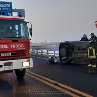 Auto si ribalta sulla tangenziale di Fossano, intervento dei vigili del fuoco
