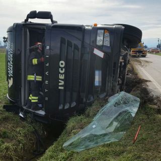 Camion si ribalta a Fossano in località Gerbo, autista trasportato all'ospedale Santa Croce