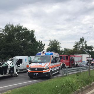 Fossano, scontro frontale in via Mondovì: sul posto sanitari, vigili del fuoco, carabinieri e polizia Locale