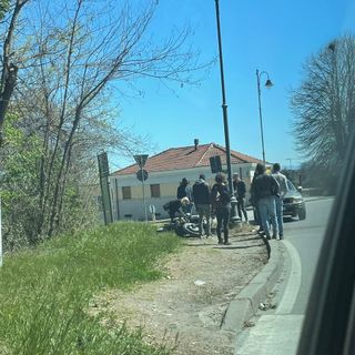 Scontro tra moto e auto alla rotonda del mercato delle uve: soccorsi sul posto