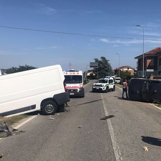 Violento scontro fra furgone e fuoristrada a Riva di Bra: 50enne di Cavallermaggiore in gravi condizioni