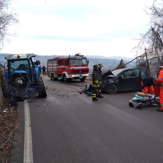 Auto contro trattore: incidente a Roddino sulla provinciale 57, una donna ferita