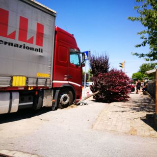 Camion contro furgone in via San Rocco di Roreto di Cherasco