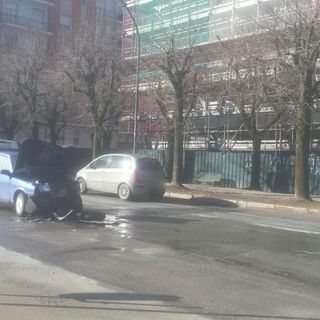 Auto a fuoco dopo uno scontro con furgoncino in via Giovenale a Saluzzo